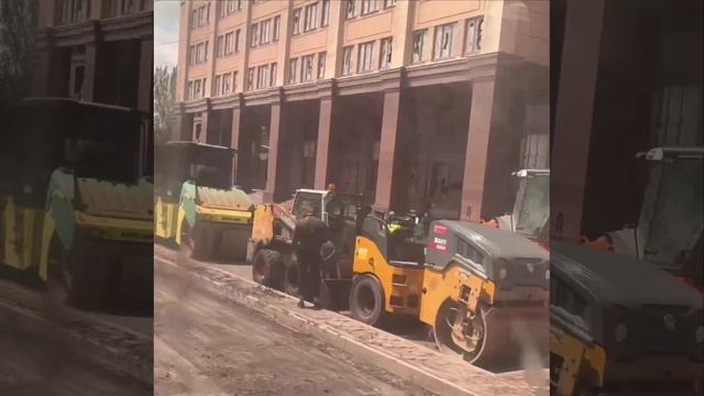 Продолжается ремонт улицы Университетской в Донецке! 

Рабочие стараются, чтобы закончить работу в с