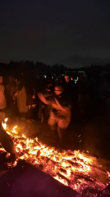 Прыгали через костёр? Я практикую с детства 🔥🏕️😁 #иванакупало #купалофест #леснойфестиваль