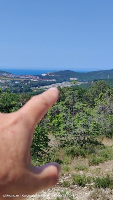 Вид с горы за зиплайном на Сукко и море 28 июня 2025 года