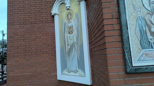 Храм иконы Казанской божьей матери и православный Михайловский собор в городе Ижевске