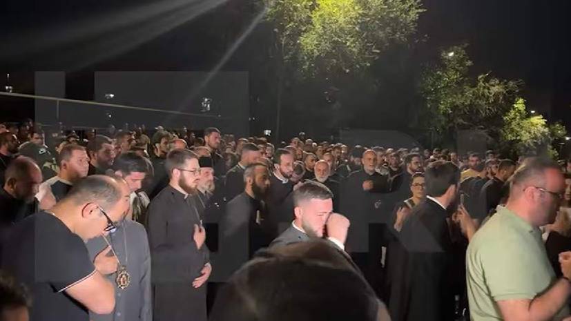 Сторонники архиепископа Аджапахяна собрались у здания суда в Ереване
