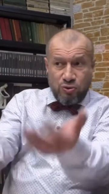 Прочитайте книгу Зигмунда Фрейда«Психология масс и анализ Я»,посмотрите 215-ый выпуск Ужина негодяев