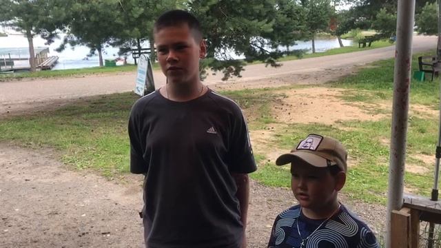 класный улов у юных рыбаков на малом водоёме