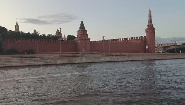 Москва… как много в этом звуке. 
Для сердца русского слилось!