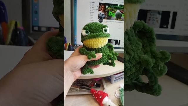 Смотрите какой смешнючий и серьёзный малыш 😁 выпрыгнул ко мне на стол с болотца 🤣!!!