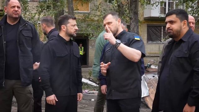 🔴Гнида пришла попиариться к дому, куда прилетело ППО хохлов, и убило 23 человека