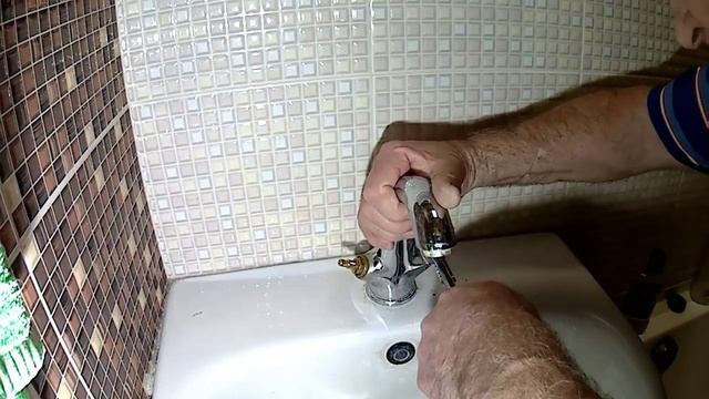 Снимаем кран-буксы на смесителе для замены на новые