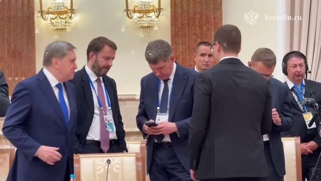 Члены делегаций в ожидании заседания ВЕЭС в расширенном составе, Минск, 27 июня 2025 года