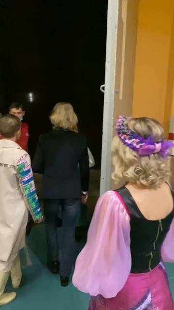 Идем на сцену