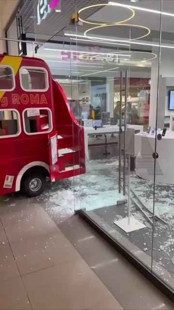 В Подмосковье дети угнали детский автобус и снесли витрину ТЦ.

Двое малышей (7–8 лет) залезли