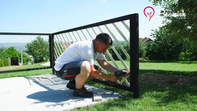 Плетёный забор из дерева в деревенском стиле