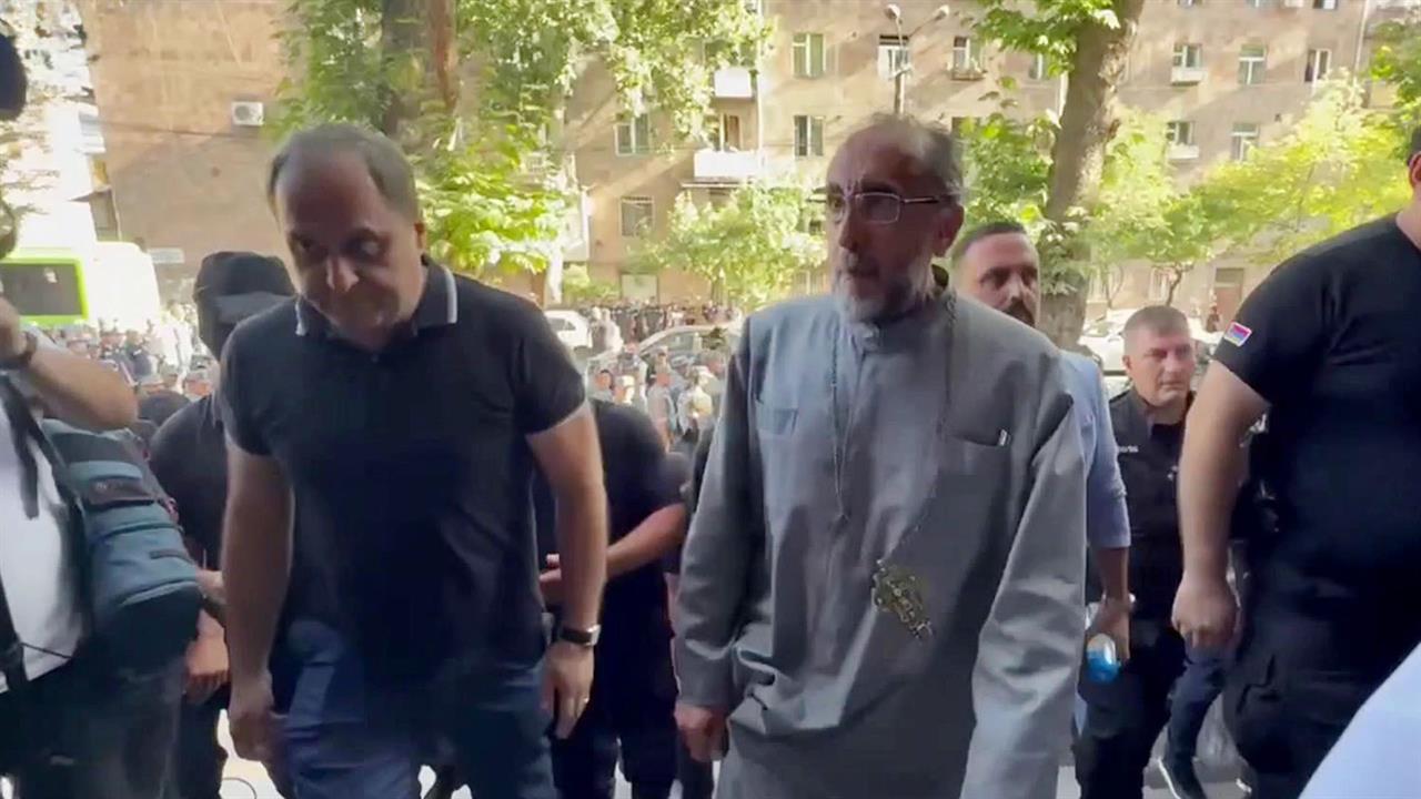 Архиепископ Микаэл Аджапахян арестован в Армении на два месяца