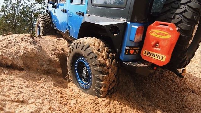 Песчаные покатушки на радиоуправляемом Jeep Wrangler JK Rubicon в масштабе 1/10