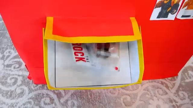 Влад и Никита играют с игрушечной машиной скорой помощи WWE