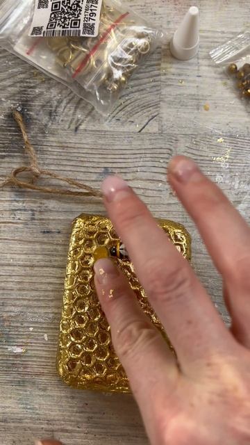 Мед и пчелки ! Свежие соты этого сезона уже в продаже 🍯