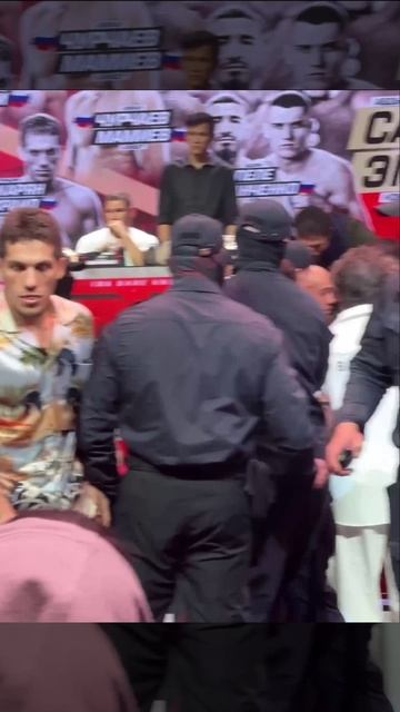 🤯Амирхан Оев и Аловсет Мамиев сцепились с Шовхалом и Никархо после съемок конференции!