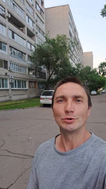 Бабушка научила внука читать и теперь внук читает бабушке сказки
