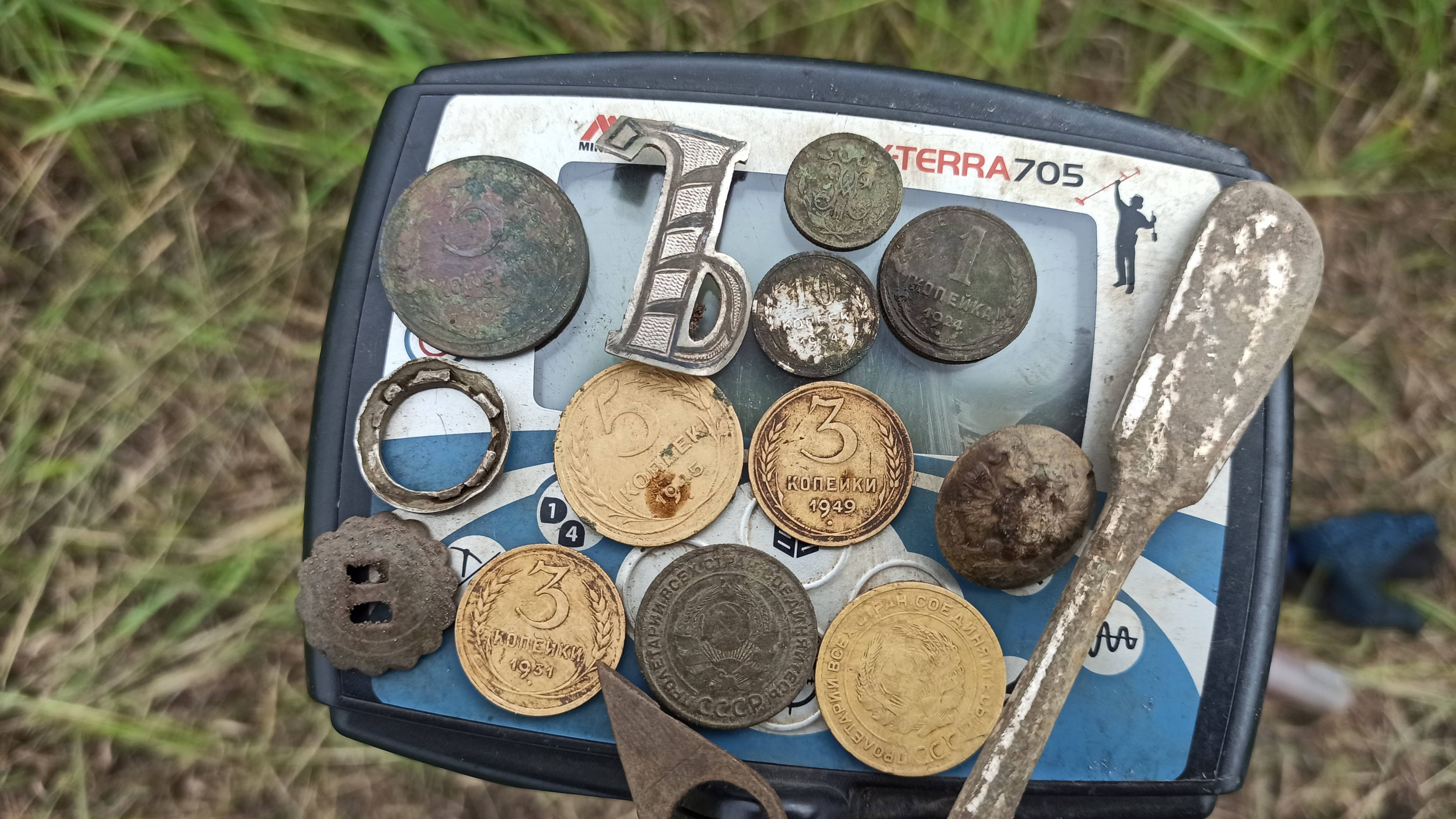 Копаю монеты на нетронутом месте. 5 копеек 1945 г. Серебро порадовало.