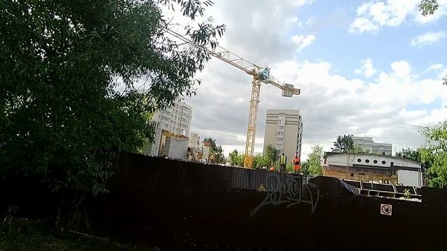 Стройка некому не нужного торгового центра на ГМС рядом с библиотекой