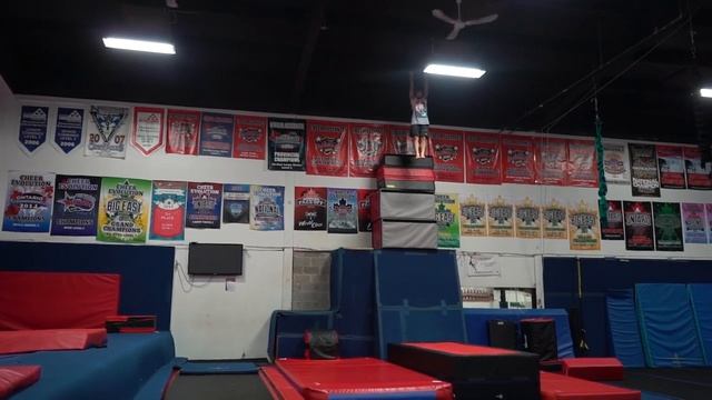 САМОЕ ВЫСОКОЕ САЛЬТО НАЗАД В ТРЕНАЖЕРНОМ ЗАЛЕ ДЛЯ ПАРКУРА! (ПОШЛО НЕ ТАК)
