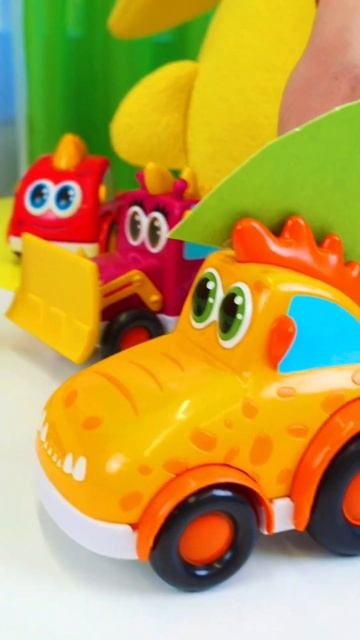 Басси и бумажные акулы: как автобус нашёл морских друзей!  #игрушкидлямалышей #длямалышей #мокас