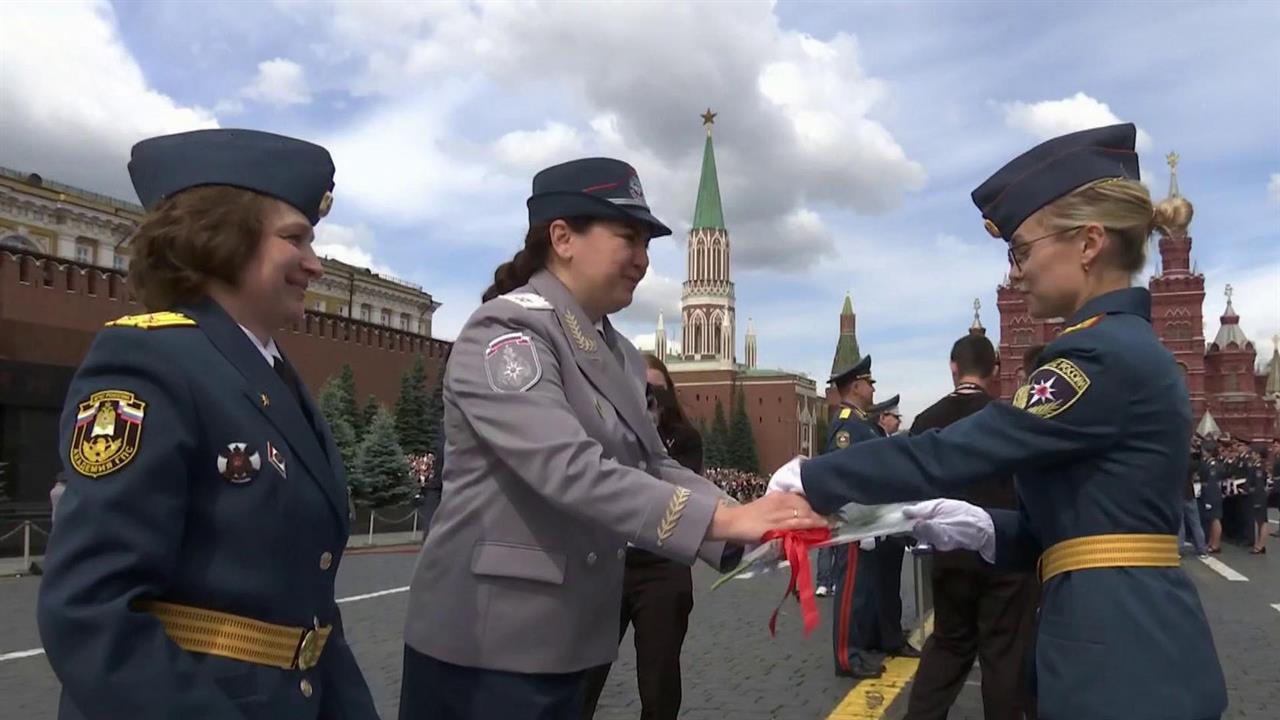 На Красной площади проходит церемония выпуска студентов, курсантов и кадетов учебных заведений МЧС
