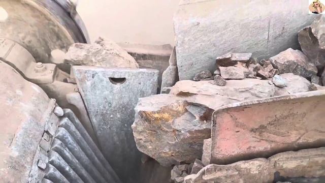 Строительство, дробление щебёнки