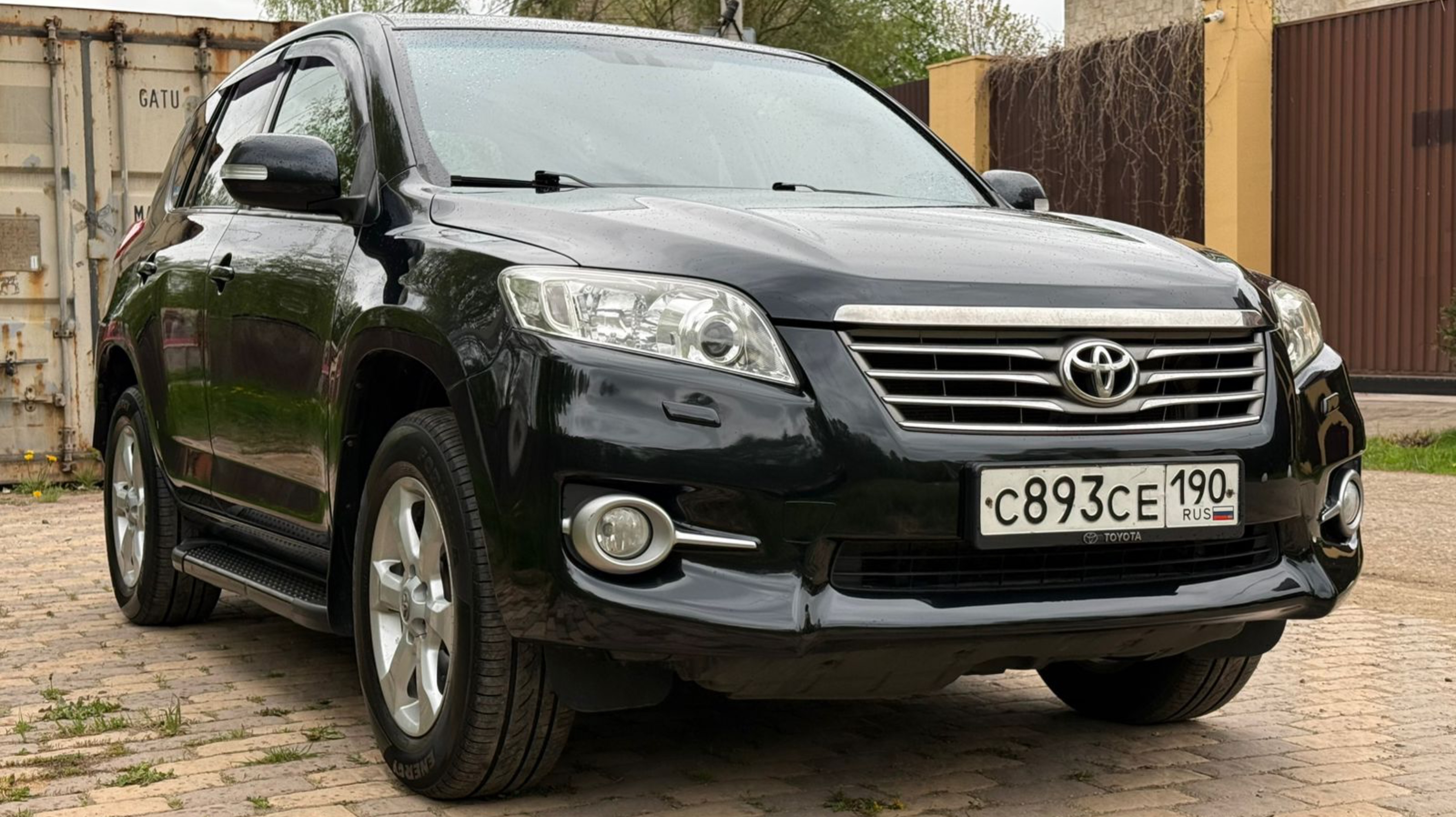 В продаже Toyota RAV4 2011 2.0 CVT, 2 владельца, 323.000 км.
