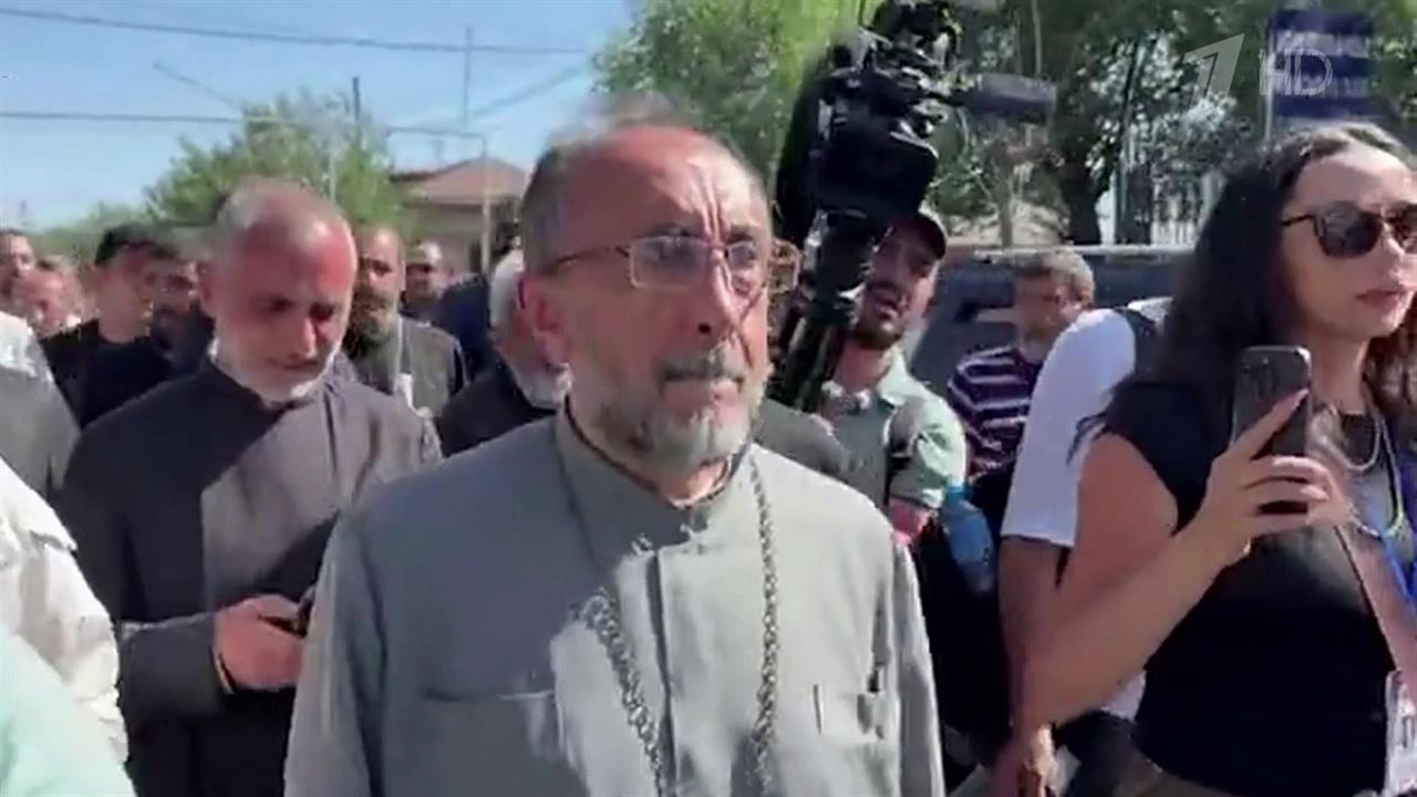 В Армении арестован архиепископ Микаэл Аджапахян