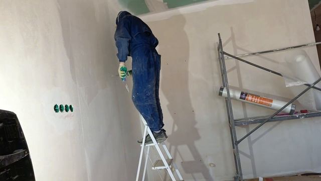 Укрепляем шпаклёвку. Вклеиваем стеклохолст в слой шпаклёвки. Работаем без комментариев.