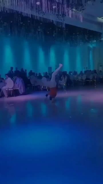Меня зовут Дмитрий я занимаюсь спортивным видом танца Break Dance выступаю на корпоротивах, свадьбах