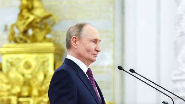 Путин поздравил российских выпускников, пожелав найти свое призвание