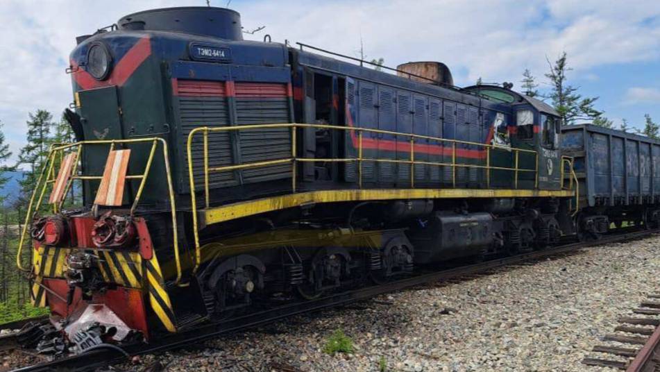 Локомотив столкнулся с поездом в Приамурье и сошел с рельсов