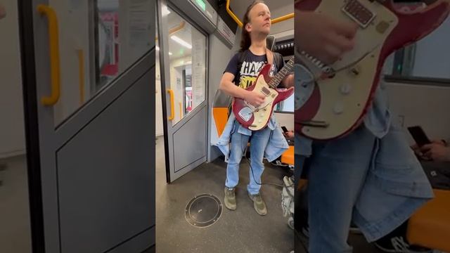 Сегодня по пути встречаются одни музыканты🤪🌞🤔, в электричке из Москвы во Фрязево.