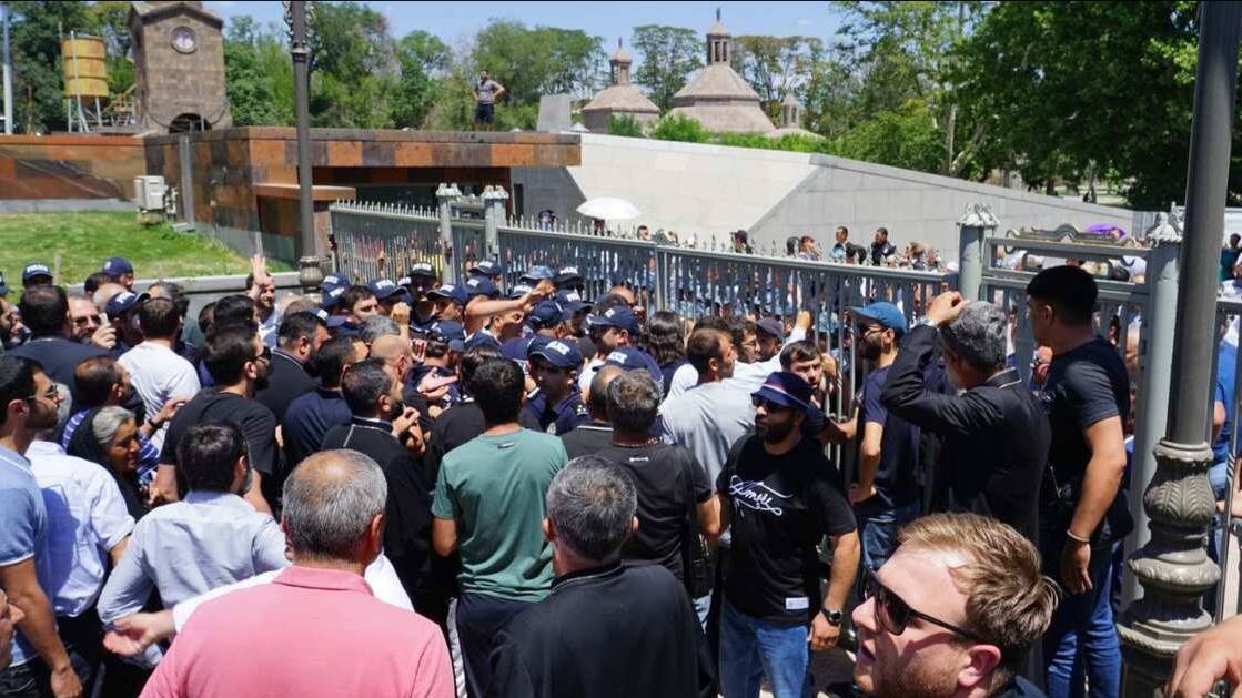 Сторонники архиепископа Аджапахяна продолжили митинговать у здания суда