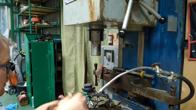 Установка быстросъемной муфты сверла на сверлильный станок 2н135