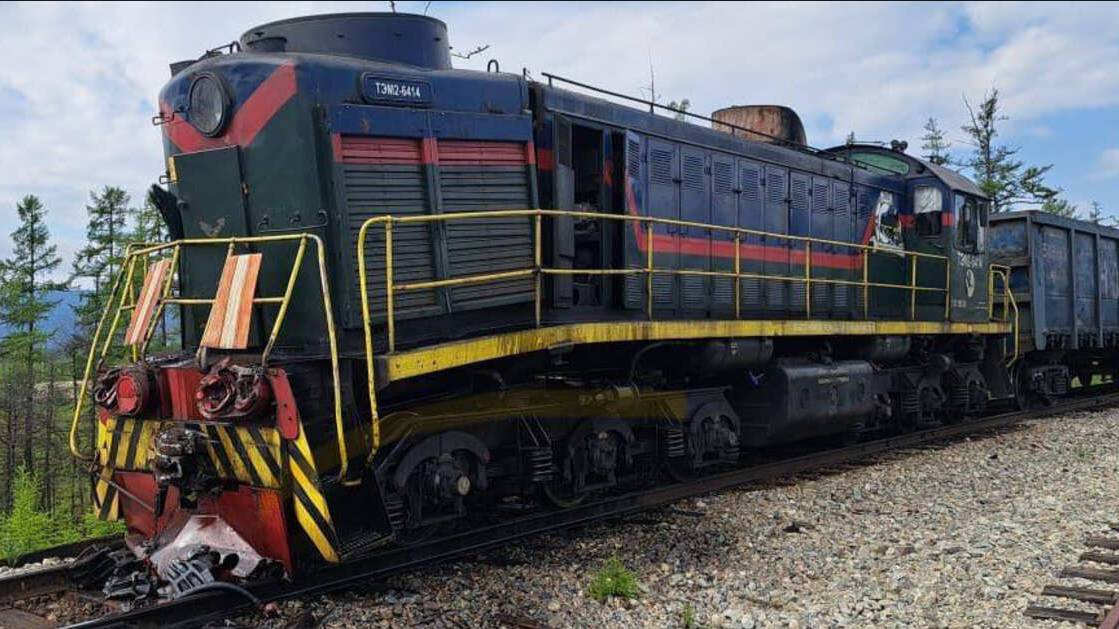 Локомотив столкнулся с поездом в Приамурье и сошел с рельсов
