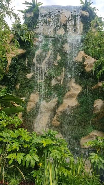 Водопад на Манежной площади.