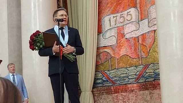 Цветы на сцене МГУ им. Ломоносова (1)