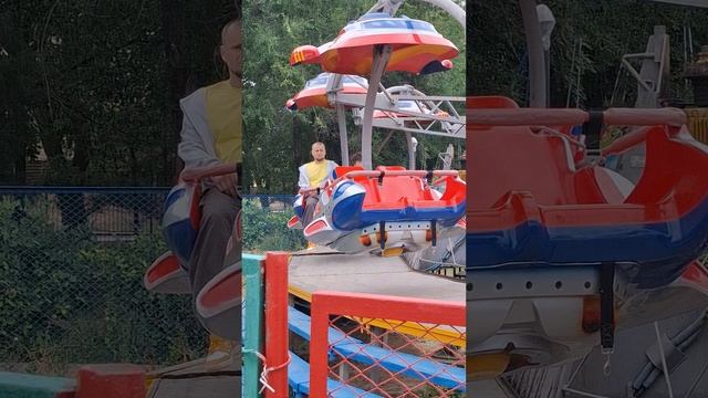 Папа вспоминает детство на карусельках😄