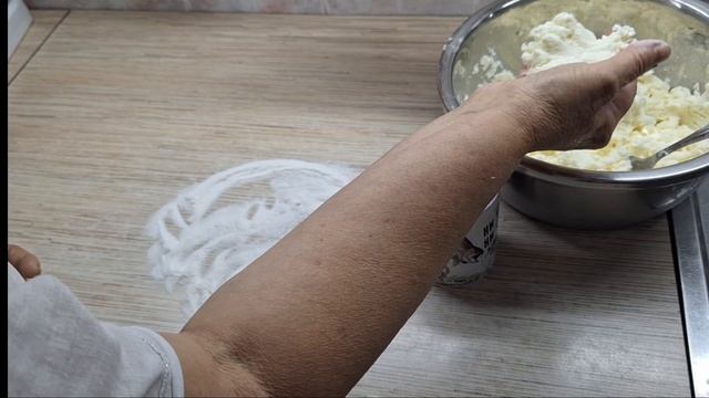 Сломала руку.Сломалась посудомойка. Пытаюсь приготовить сырники.