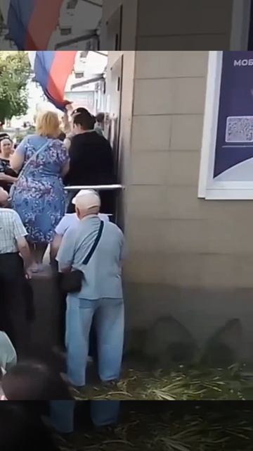 Очередь в офис "Феникса" на улице Полоцкой

Ничего не изменилось...