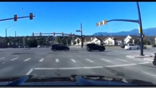 Чувак играет в irl Frogger