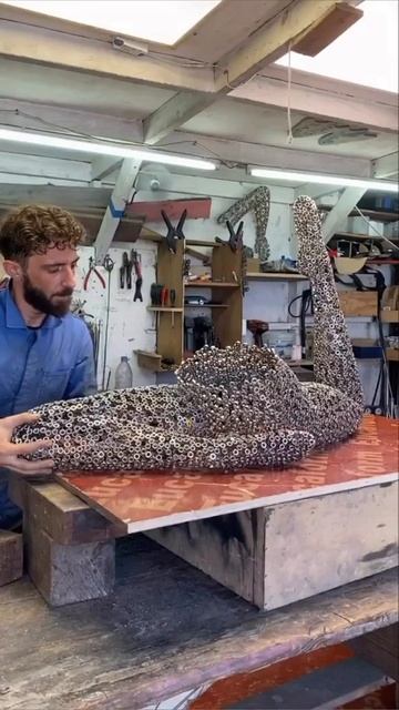 Девушка из металла (гайки)