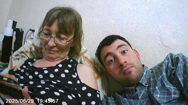 Женя с мамой 29 июня 2025 года в почти восемь вечера.