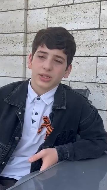 Стихотворение читает ученик греческой школы