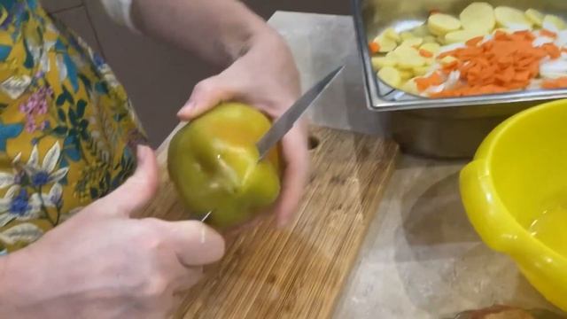 Стейки из свинины с овощами по-деревенски в духовке.