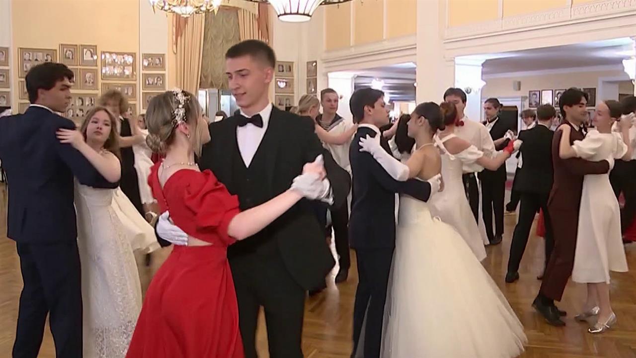 Больше сотни пар со всей страны сегодня собрались в Москве на "Бал Победы"