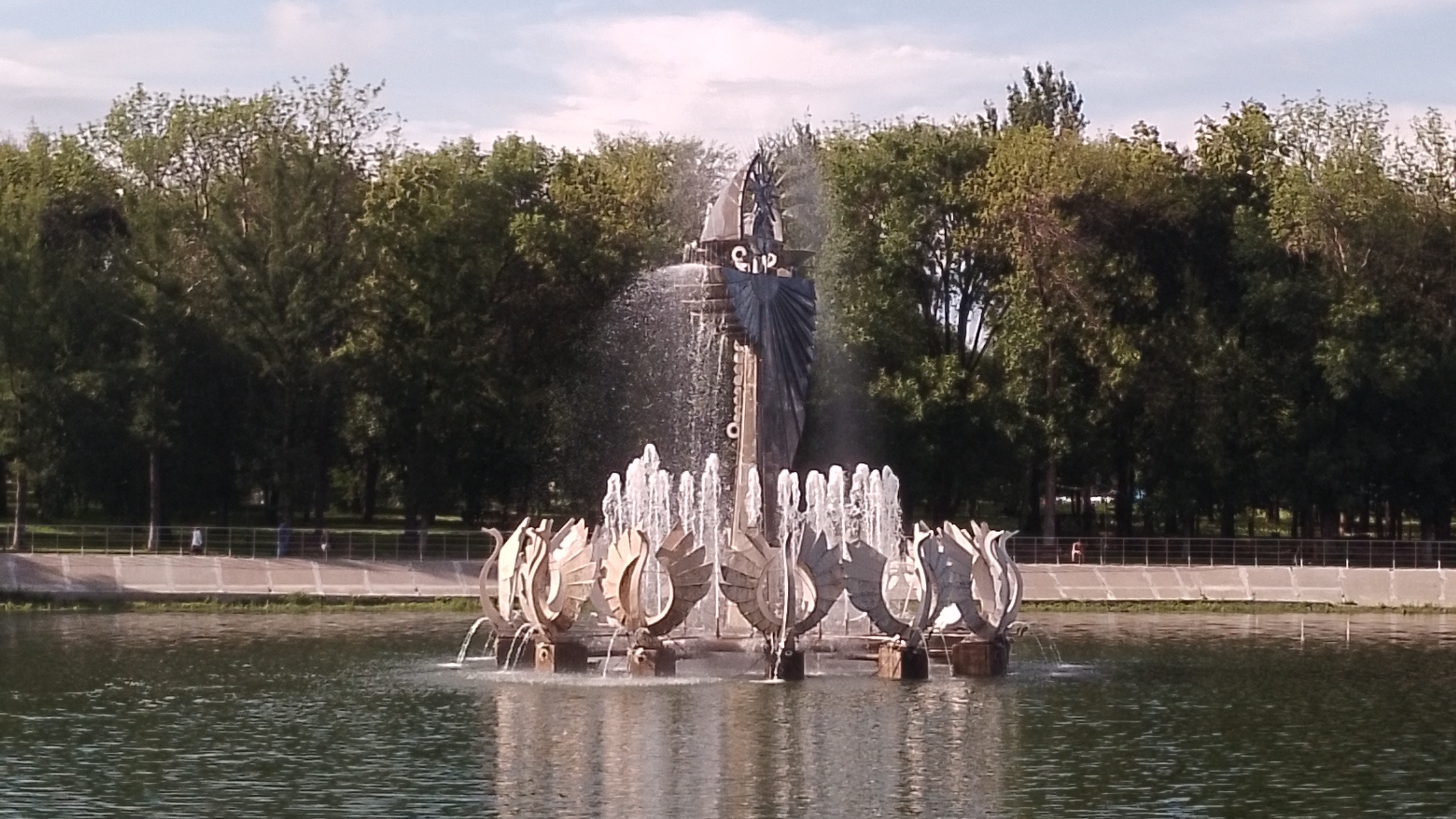 Фонтан ⛲  Царевна -Лебедь в парке 50-лет Октября! ( он же парк Металлург в Самаре)