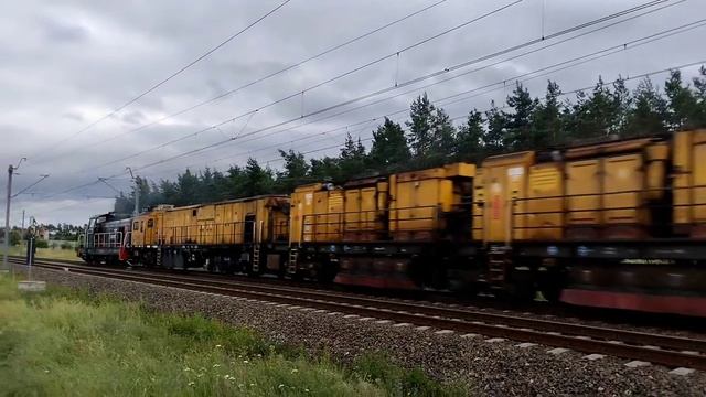 Тепловоз SM42-2476 с перегоняемым рельсошлифовальным поездом